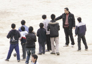 教导主任踢伤小学生下身逼其下跪认错(组图)