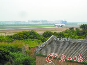 机场旁村庄疑因噪音致果树绝收墙体开裂