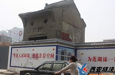 百年门牌楼形似囧字市民争相拍照(图)