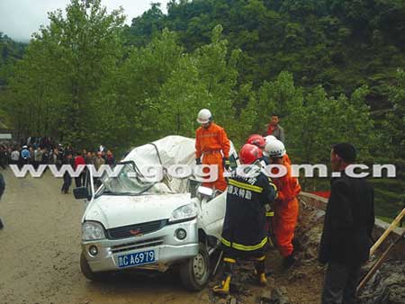山上巨石滚落 砸中路过汽车金黔在线讯 5月6日,绥阳县旺草镇境内发生
