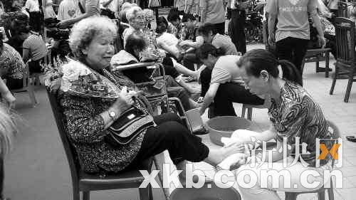 广州50名儿女为老母亲泡脚按摩(图)