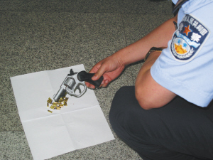 今天上午,警方展示缴获的收缴仿左轮手枪1支,子弹32发.袁寿省 摄