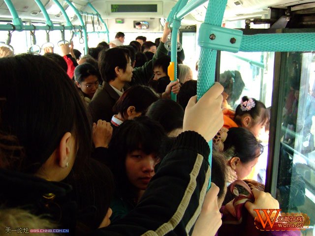 公交车它杂就不会超载呢?那是为什么呢?