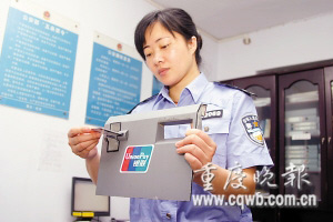 ATM机被安装假面板盗取储户卡号密码(组图)