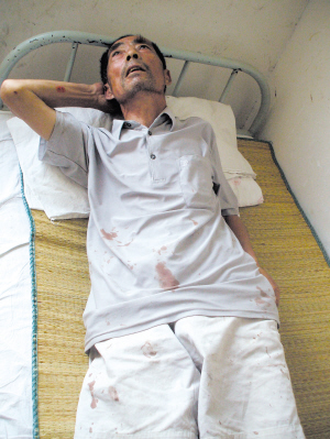 老夫妻报警称遭大儿子一家殴打(图)