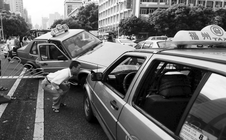 出租车撞车后腾空砸中反向2辆车(图)