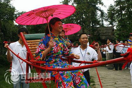 滑竿上的么妹笑的合不拢嘴; 华蓥山滑杆抬幺妹·七; 天下滑竿