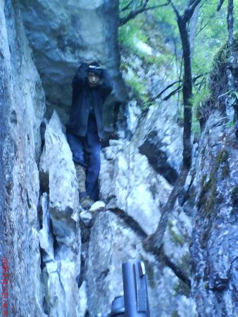 逃犯藏身密林3年与世隔绝没出过远门不敢跑远