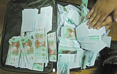 男子用60捆冥币骗走乘客15万现金