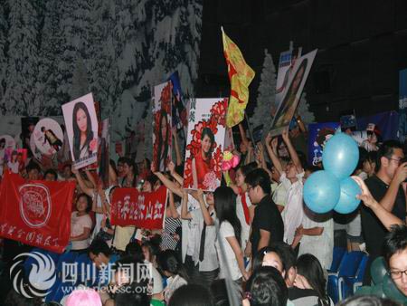 <em>快女</em>七强成都拉票 郁可唯难逃<em>年龄</em>问题_新闻中