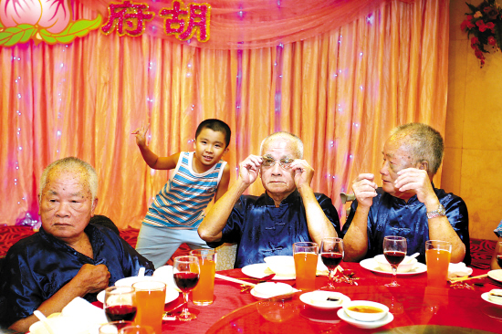 三胞胎老人共庆80周岁生日(图)