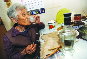 八旬老太30年喝下约3吨白酒(图)