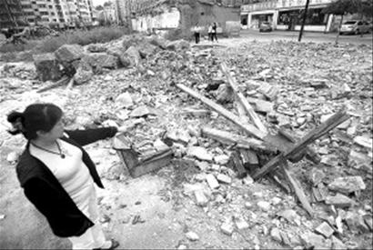 女业主扮乞丐蹲守13夜抓住疑似拆房者(图)