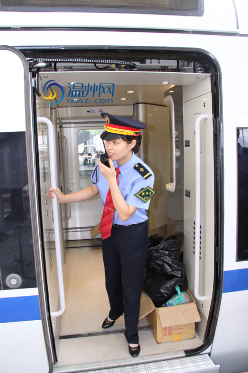 视频:记者现场感受子弹头进站(一)