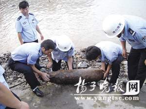 磁铁从长江中吸出侵华日军遗留航空炸弹(图)