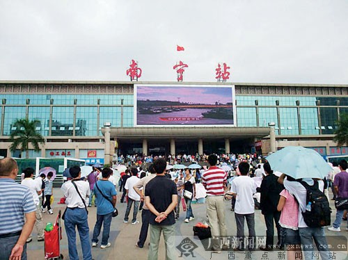 南宁市民看直播 国庆阅兵同见证