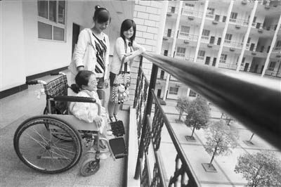 身高1.2米体重25公斤女孩被妈妈抱进大学