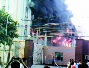 横岗街道一织带厂发生火灾