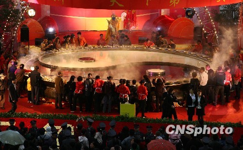重庆7.6万人聚集品尝火锅吃掉51吨毛肚鸭肠
