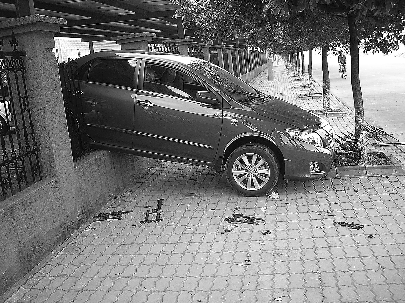 错把油门当刹车 红色小轿车 飞 到人行道