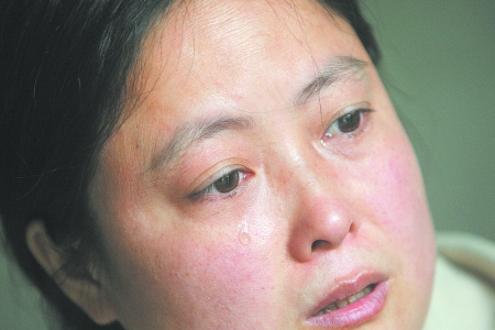 女子无力承担医药费面临选择救治父或子难题-画像