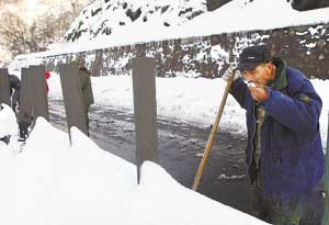 老总拎百万现金沿路请人除雪(图)