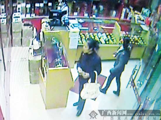 南宁一烟酒店被盗 监控录像拍下女贼盗窃过程