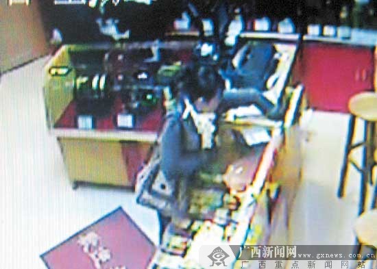 南宁一烟酒店被盗 监控录像拍下女贼盗窃过程
