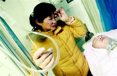 女儿为筹60万元父亲医疗费街头下跪(图)