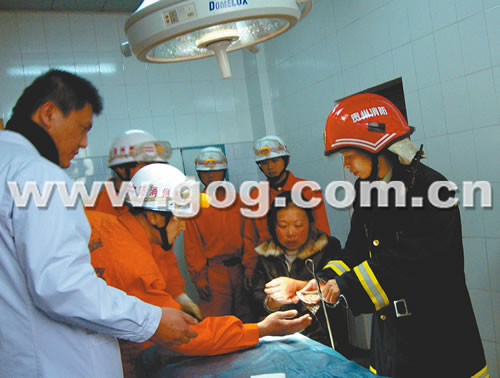 丈夫飞掷火钳刺穿妻子手掌医院求助消防员取出