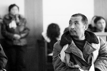 男子自称京官与公务员女子结婚骗其亲友25万元