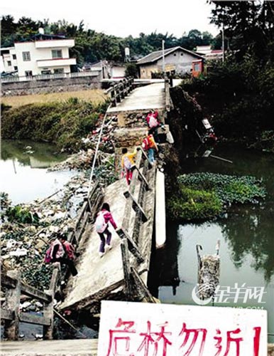 大桥被冲毁半年未修复小学生每日爬断桥过河