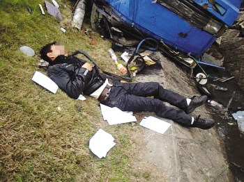 司机睡着车辆翻下高速被救出后继续酣睡(图)