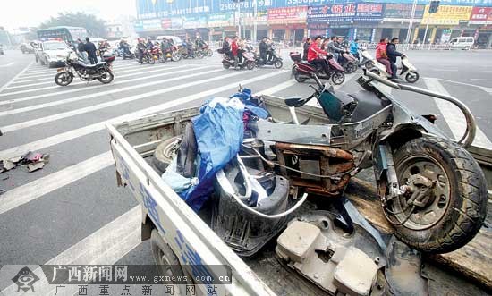 六旬老人被卷入车底拖行十米生还(图)