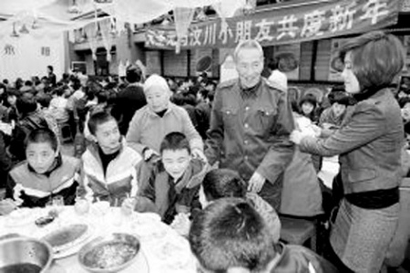 86岁拾荒老人新年宴请200名四川震区学生