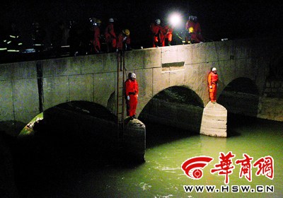 陕西8人搭人梯营救落水男孩两救人者溺亡(图)