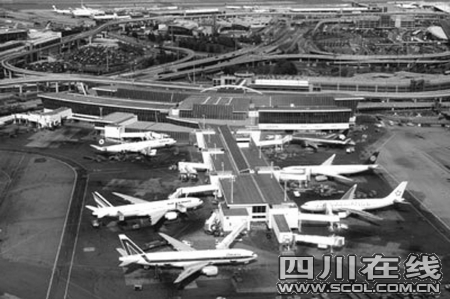 美国男孩在肯尼迪机场调度多架飞机(图)