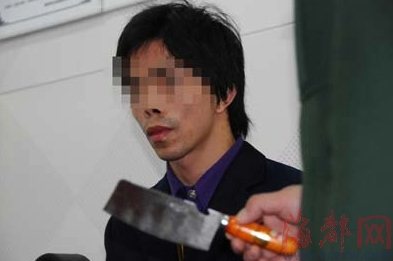 丈夫因妻子留宿网友当街砍7刀
