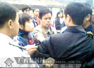 城管摊贩冲突被拍下目击者称执法者先打人(图)