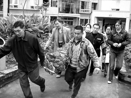 儿子不满母亲帮找女朋友开煤气自杀(图)