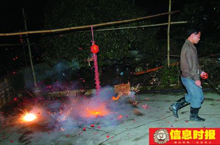 官塘村民在门口放鞭炮庆祝.