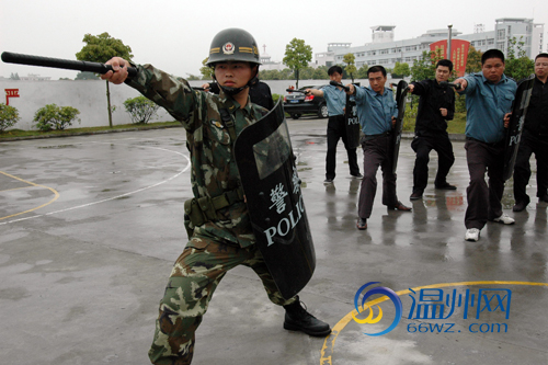组图:应对校园暴力 温州13所学校保安练防暴