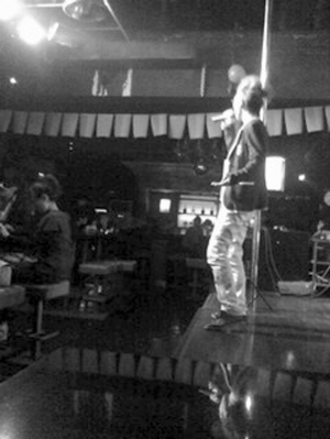 酒吧里的女歌手受拉拉欢迎