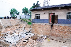 民居门前土地因修路被挖住户每天爬梯子回家