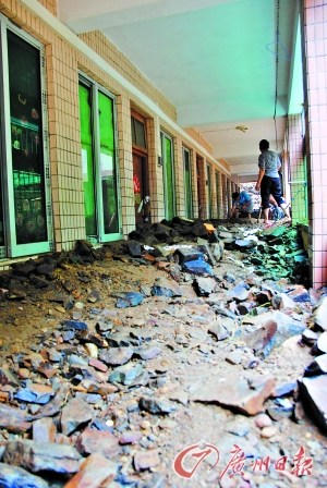 老师半夜发现泥石流逼近宿舍紧急救出600女生