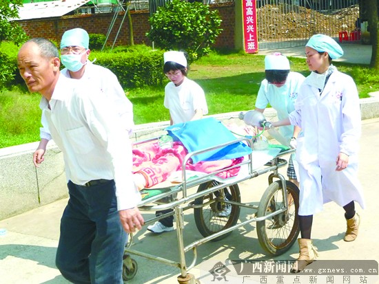 江西火车脱轨事故 男老乡伸援手两桂林<em>妹有</em>惊