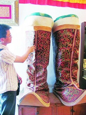 小伙4个月缝制出1.75米高蒙古靴(图)