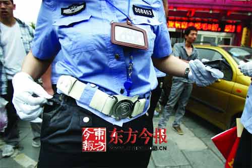 小伙驾车违法被查撕破女警裤兜抢回车钥匙(图)