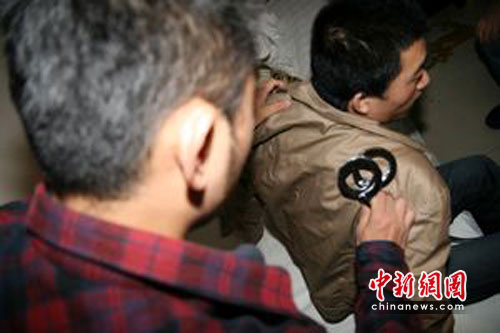 便衣警察清晨突击 民宅“黑手”梦中被捕_新闻中心_新浪网