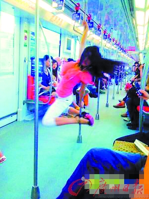 南京地铁两天出现两次钢管舞秀引网友热议(图)